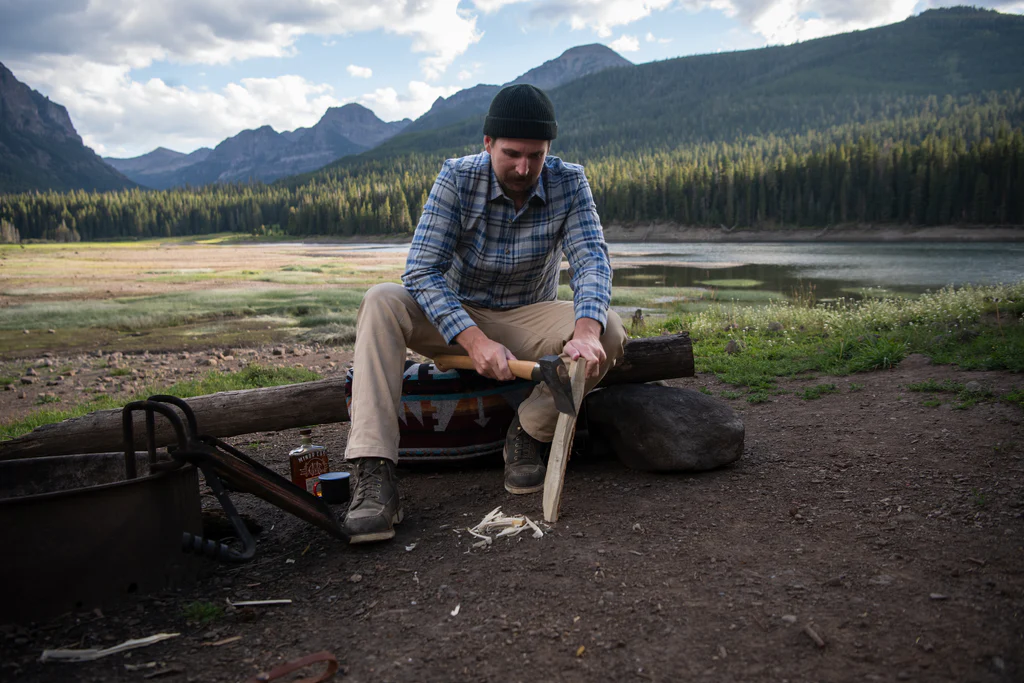 What Color Shirt Goes with Khaki Pants?
